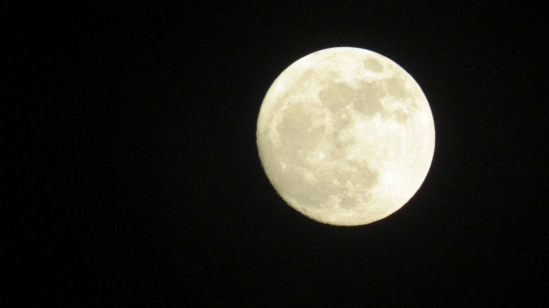 С наступлением темноты уральцы смогут на время отвлечься от забот и полюбоваться Луной