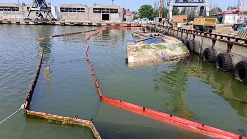 Наполненная воздухом «Меотида» начала подниматься со дна