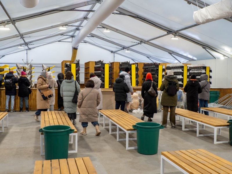 Главная городская елка расположилась в живописнейшем историческом центре Екатеринбурга