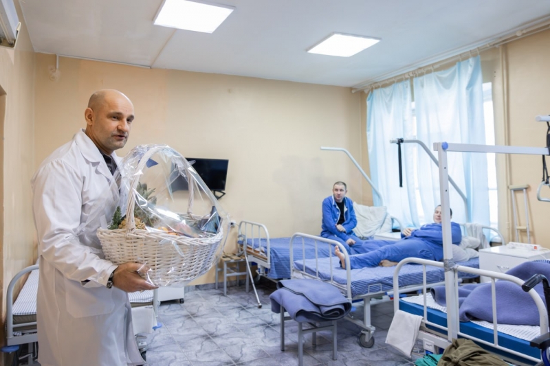 Артем Жога принес раненым подарки