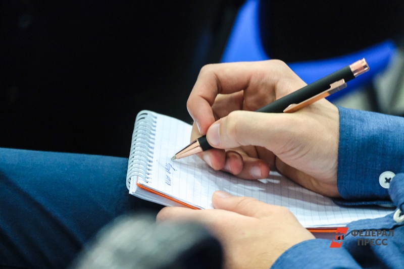 Журналист с блокнотом