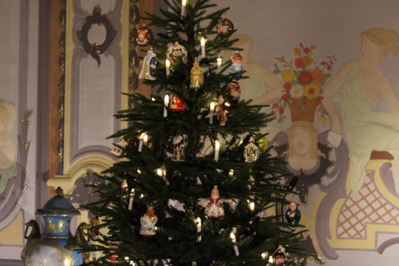 Выбрасывать новогоднюю елку в мусорный контейнер запрещено