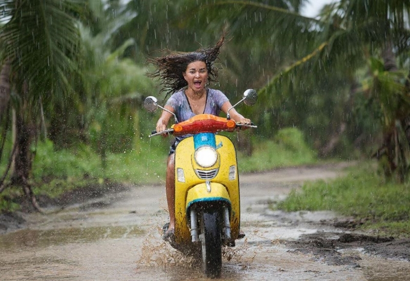 Девушка на мопеде