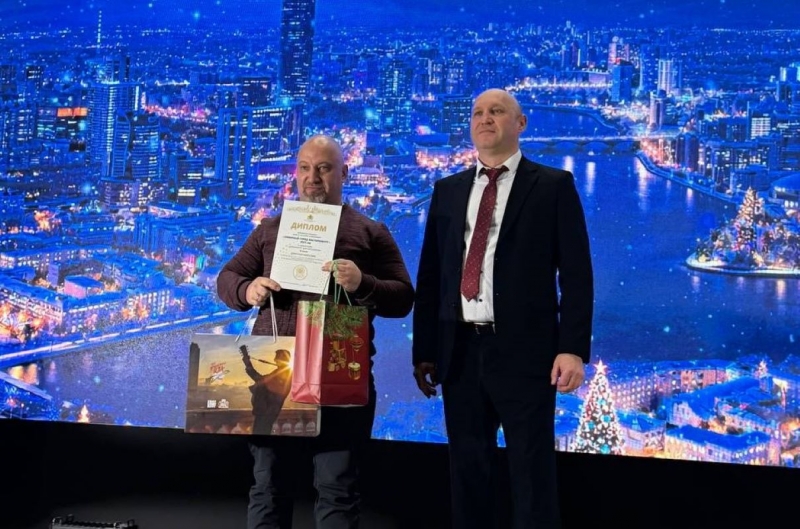 Приз вручил директор филиала ЕМУП «Гортранс» Автобусные перевозки Виктор Замков