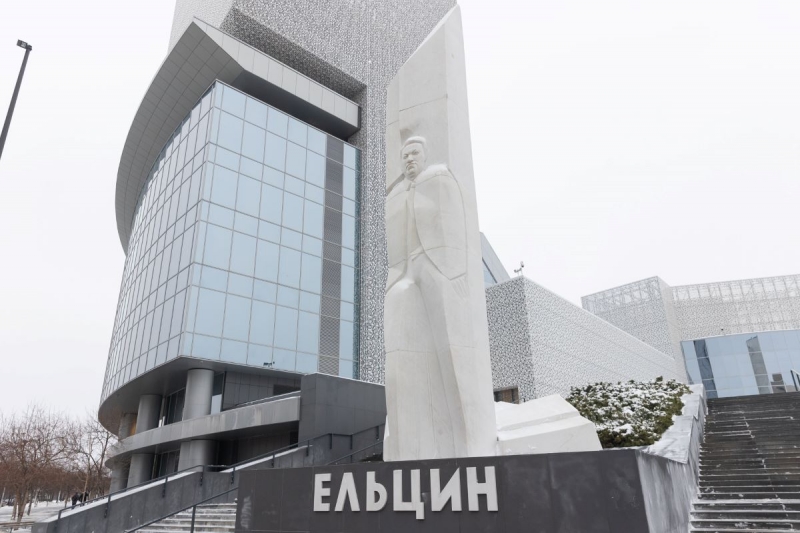 Главная городская елка расположилась в живописнейшем историческом центре Екатеринбурга