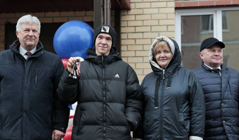 Людмила Бабушкина и получатель ключей