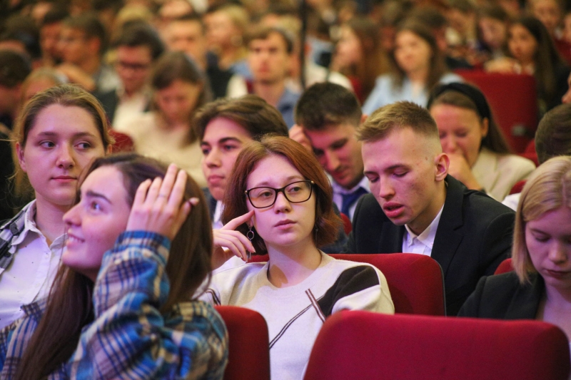 Россияне оценивали 2025 год неоднозначно