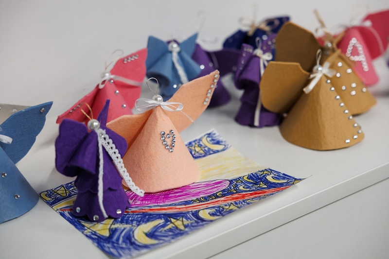 Детскому онкоцентру передали сотни новогодних подарков ручной работы