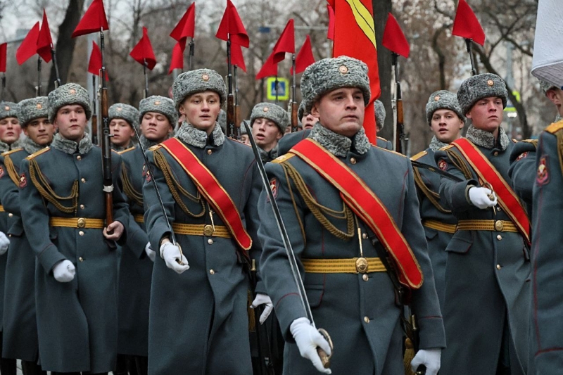 Возложение цветов у памятника маршалу Георгию Жукову