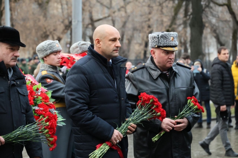 Возложение цветов у памятника маршалу Георгию Жукову