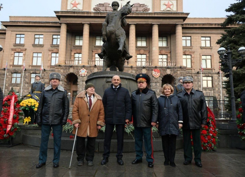 Возложение цветов у памятника маршалу Георгию Жукову