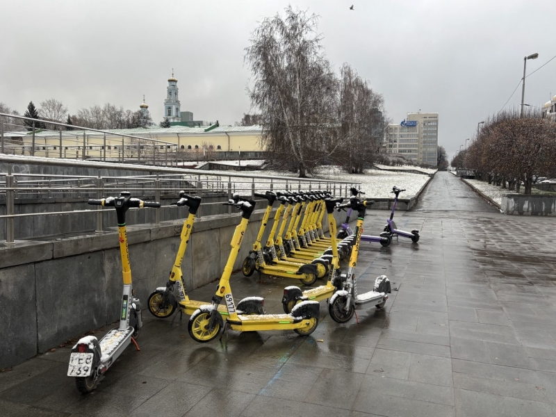 Самокаты заполонили улицы Екатеринбурга