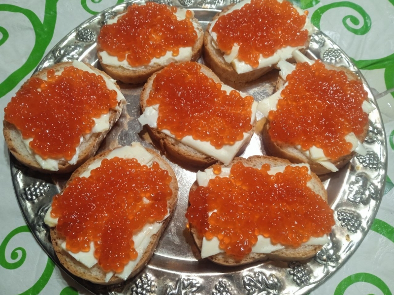 Красная икра продолжает дорожать и фальсифицироваться