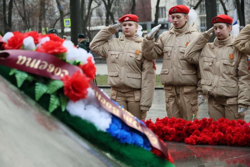 Возложение цветов у памятника маршалу Георгию Жукову