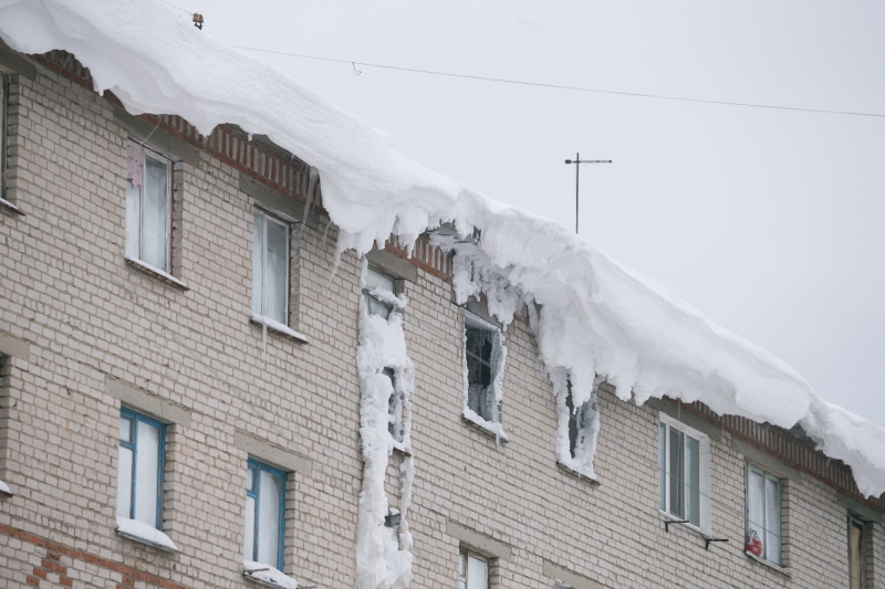 снег на крыше