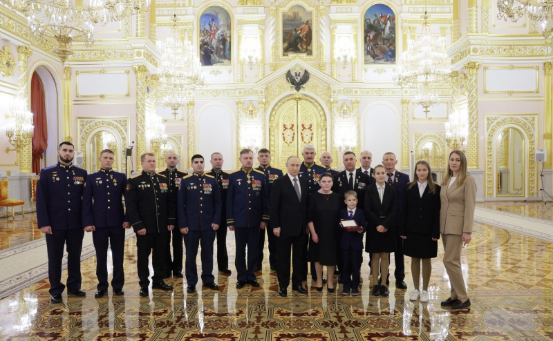 Путин и герои