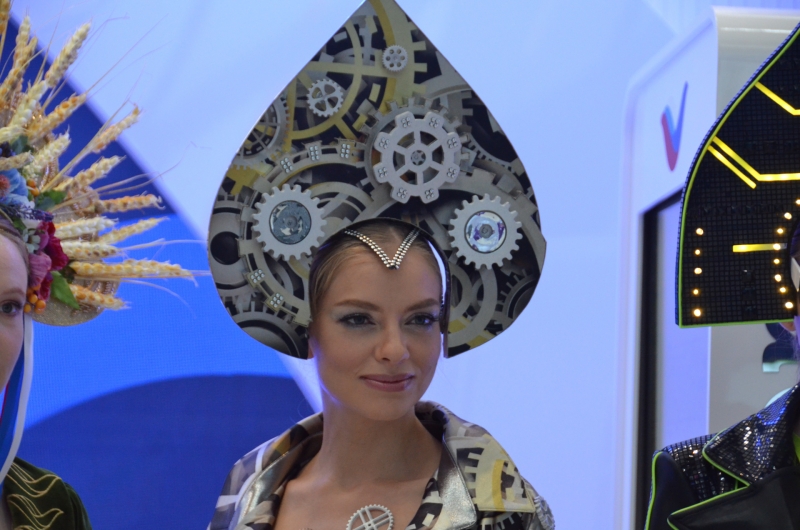 Девушка в народном костюме