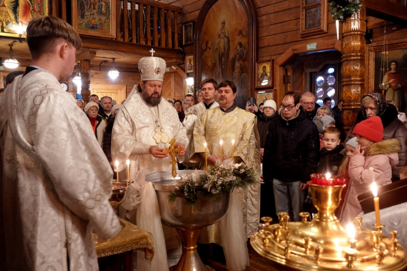 На фото освящение воды в Казанском храме в Вырице