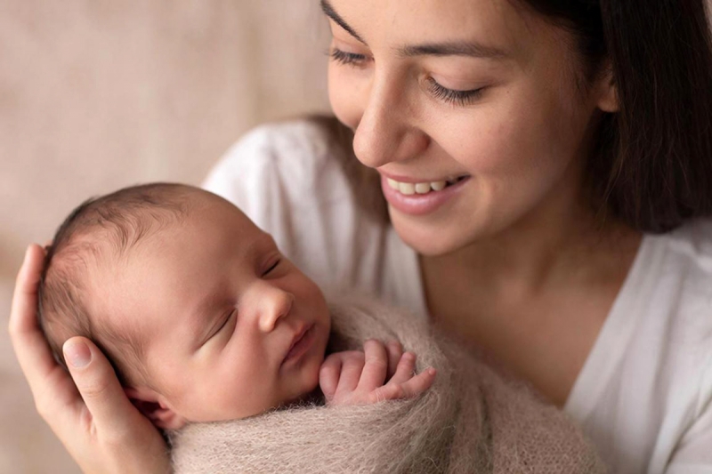 Молодая мать с младенцем