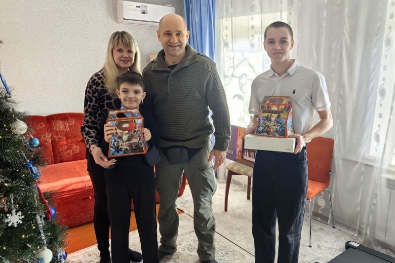 Артем Жога вручил подарки юным донбассовцам