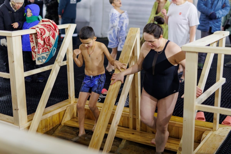 В крещенскую воду входили целыми семьями