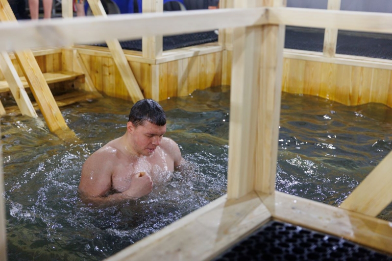 В крещенскую воду входили целыми семьями