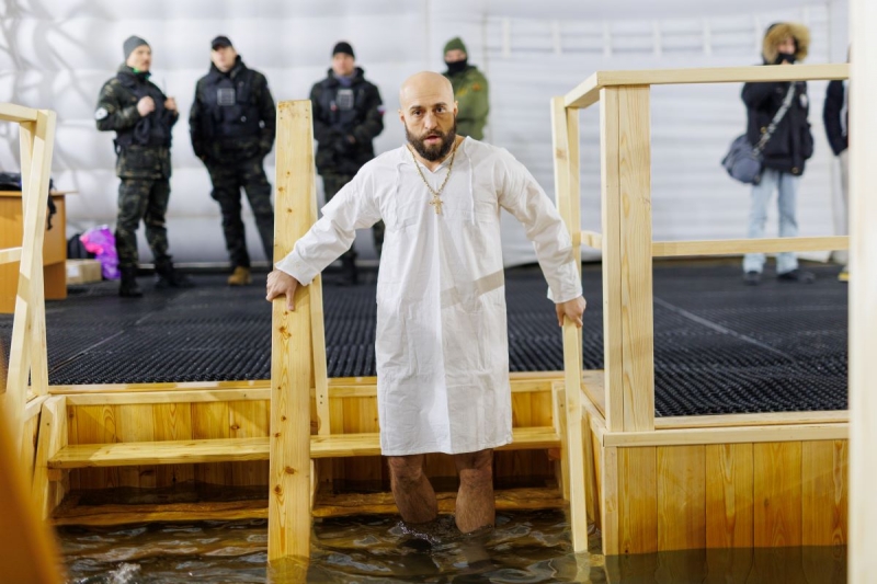 В крещенскую воду входили целыми семьями