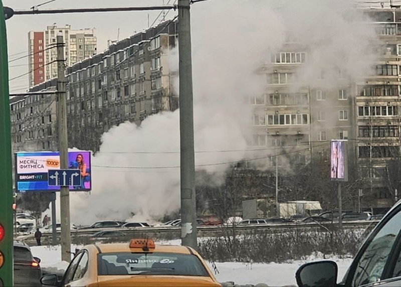 Пар поднялся до верхних этажей многоквартирников на улице Амундсена
