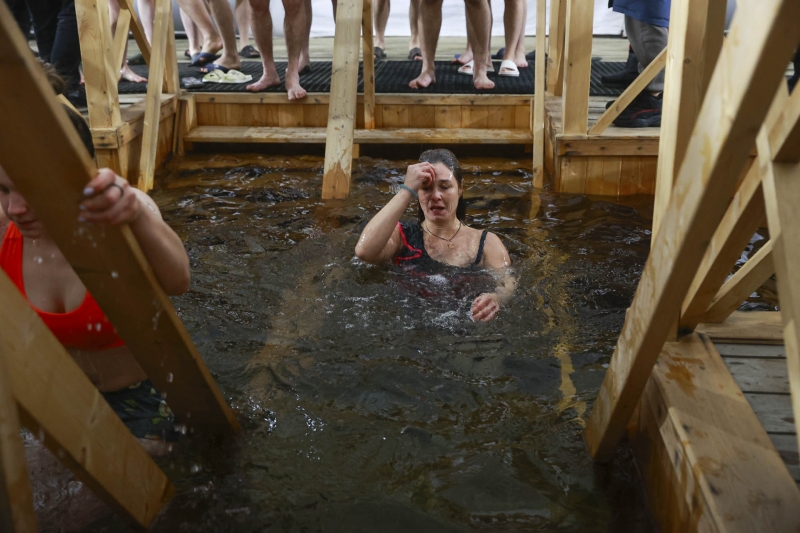 МЧС призывает погружаться в ледяную воду только в специально отведенных для этого местах