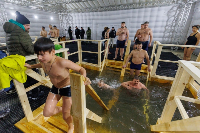 В крещенскую воду входили целыми семьями