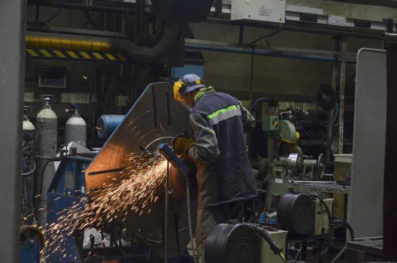 Рабочий на заводе