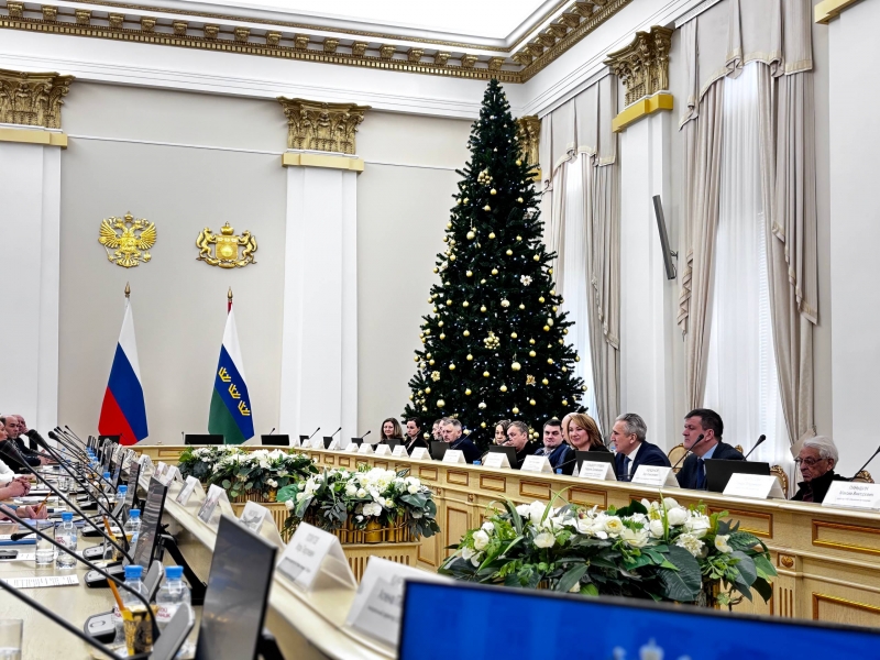 Александр Моор вручил благодарности тюменским журналистам