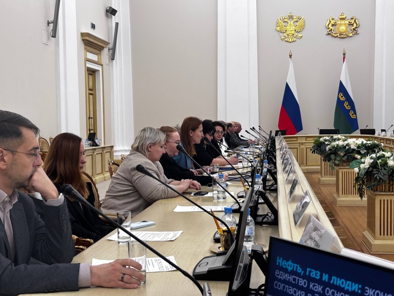 Александр Моор вручил благодарности тюменским журналистам