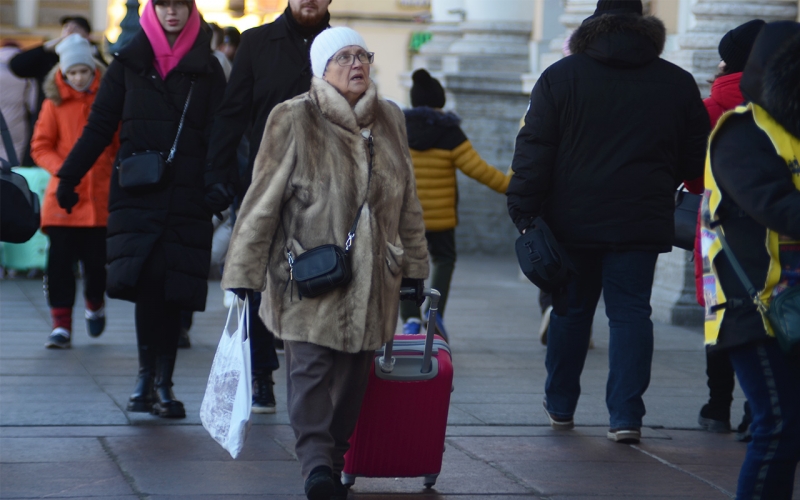 женщина с чемоданом