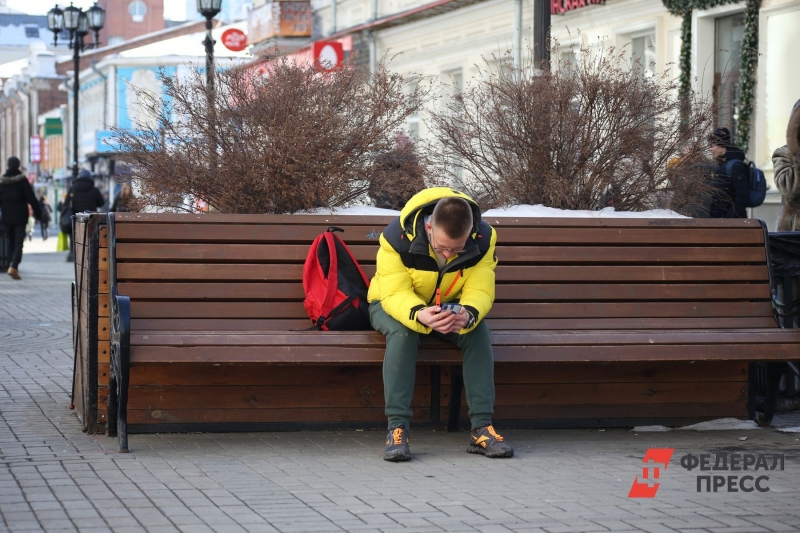 Парень с телефоном