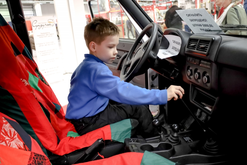 Ребенок в машине