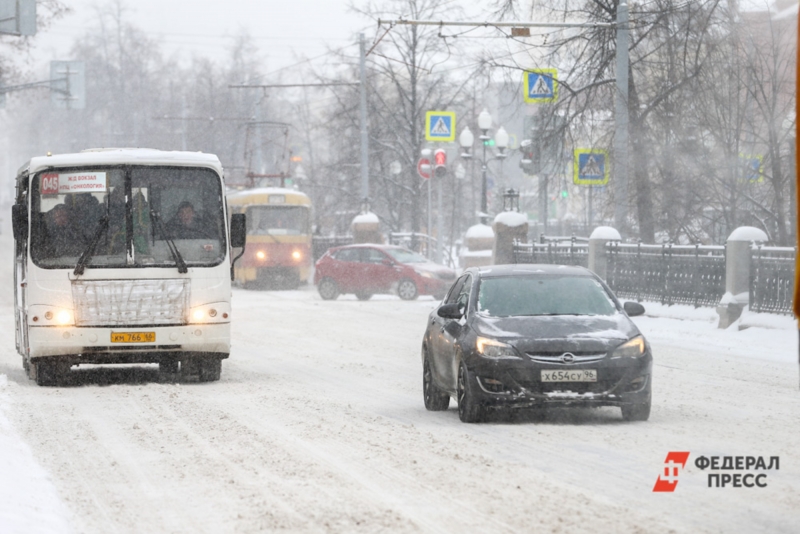 Транспорт на улице в метель
