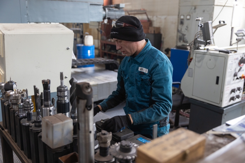 Токарь на заводе