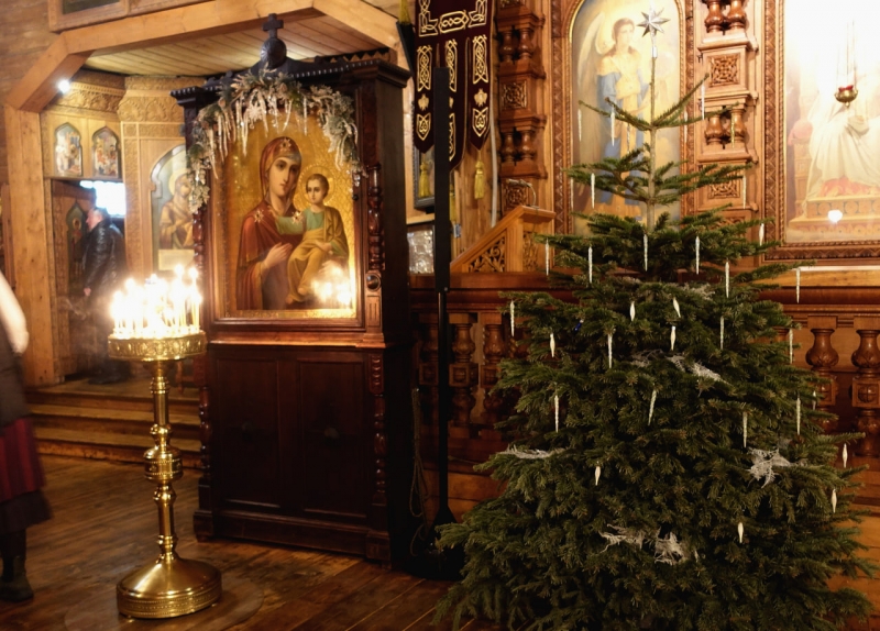 В Казанском храме в поселке Вырица, что  под Петербургом, слева от алтаря находится большой и очень красивый образ Иверской иконы Богородицы