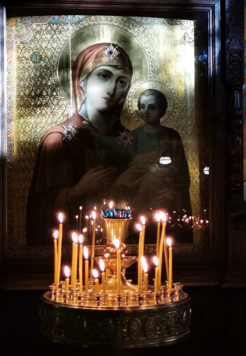 В Казанском храме в поселке Вырица, что  под Петербургом, слева от алтаря находится большой и очень красивый образ Иверской иконы Богородицы