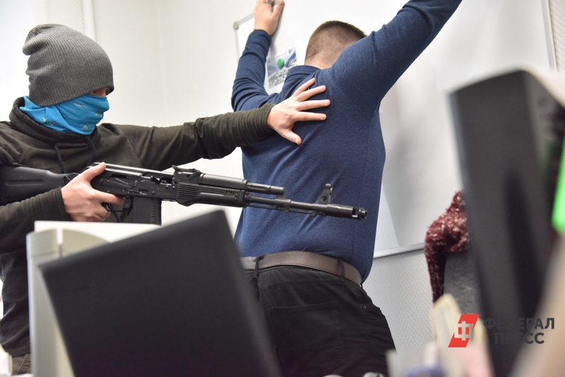 Задержанного увезли на допрос в УФСБ