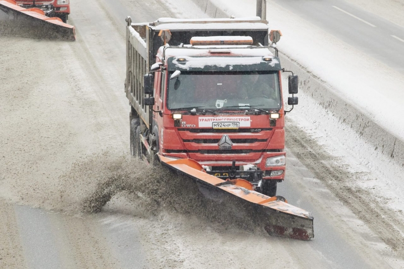 Десятки автогрейдеров чистят дороги между городами