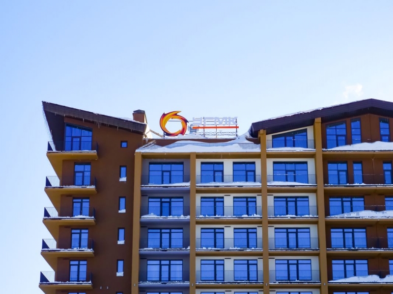 Отель построен в стиле альпийского шале