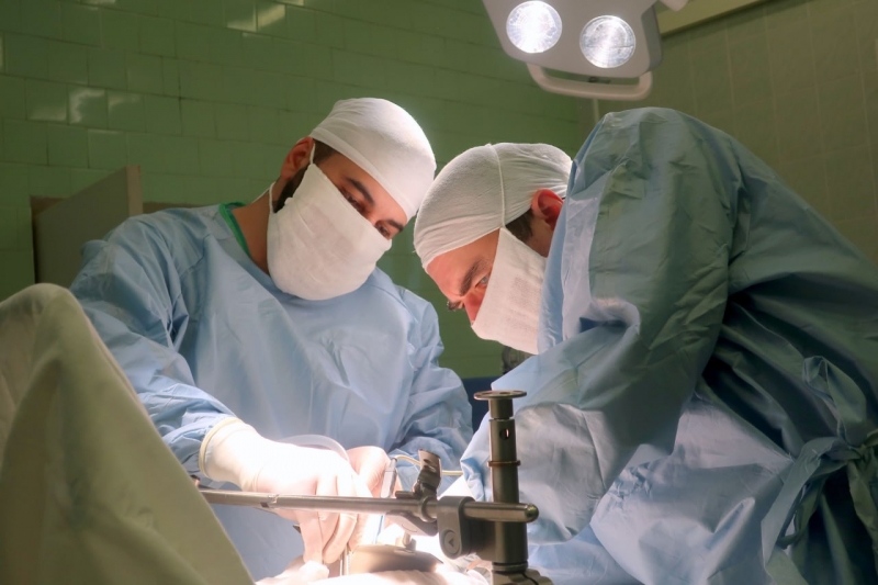 Врачи в операционной