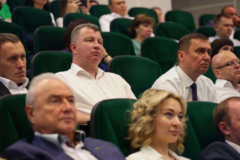 Василий Сизиков (в белой рубашке в центре) не задекларировал доход от продажи недвижимости