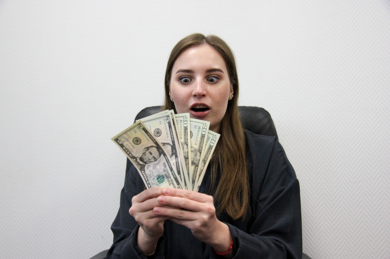 Девушка и деньги