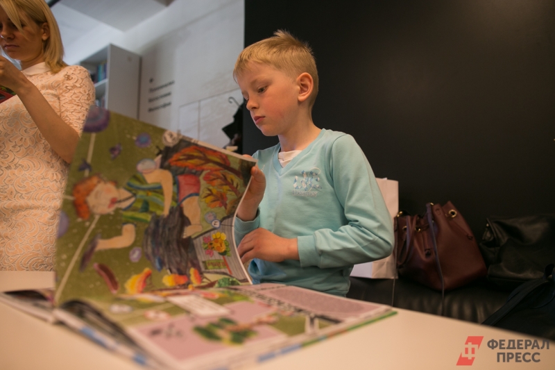 Ребенок с книгой