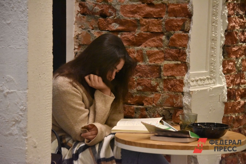 Девушка читает