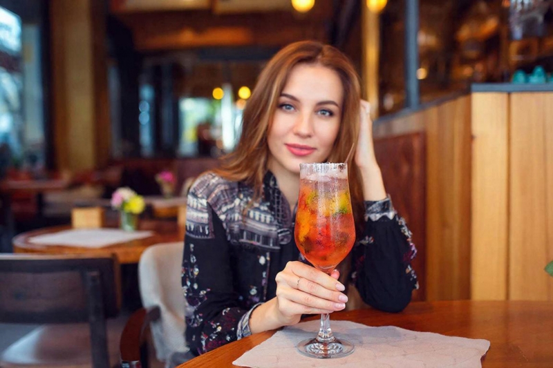 Девушка с коктейлем