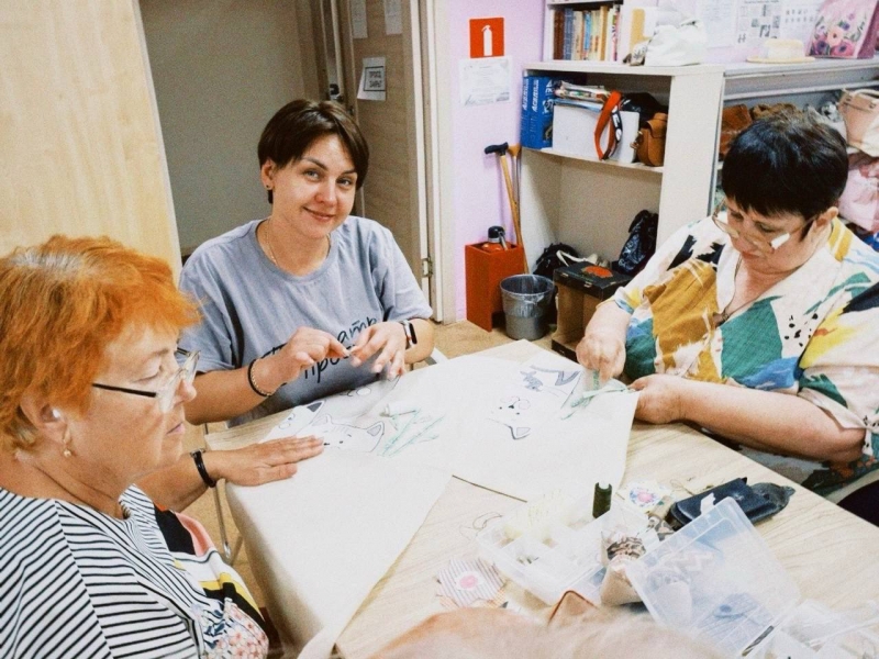 Люди за столом